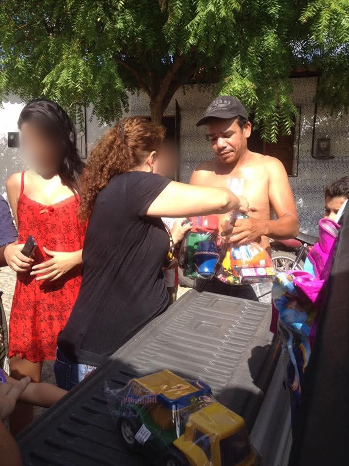 Consegna dei regali alla festa per i bambini in Brasile