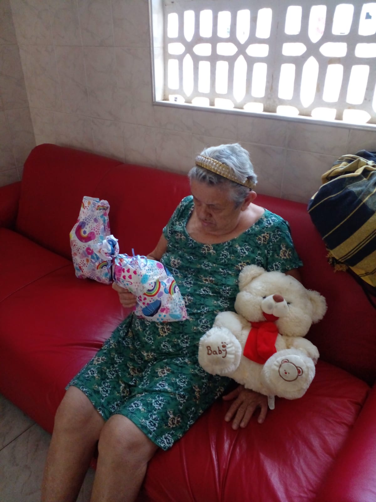 Un momento della consegna dei doni alla Casa do Ancião
