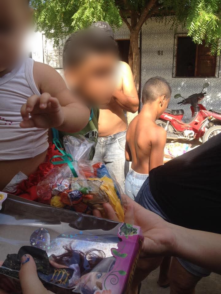 Dolci e giocattoli per i bambini alla festa in Brasile